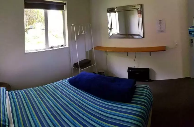 اتاق خانوادگی با چشم‌انداز باغ, Happy Apple Backpackers