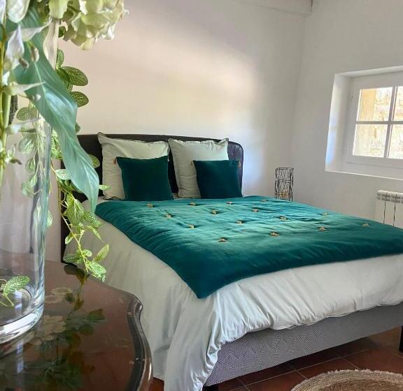 إستديو عائلى, La Serre Des Mourgues