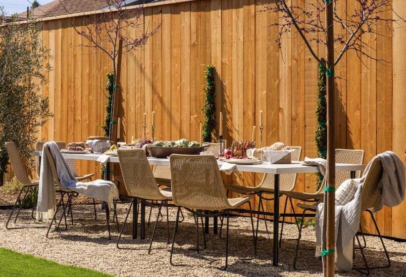 בונגלו משפחתי, The Craft House Inn