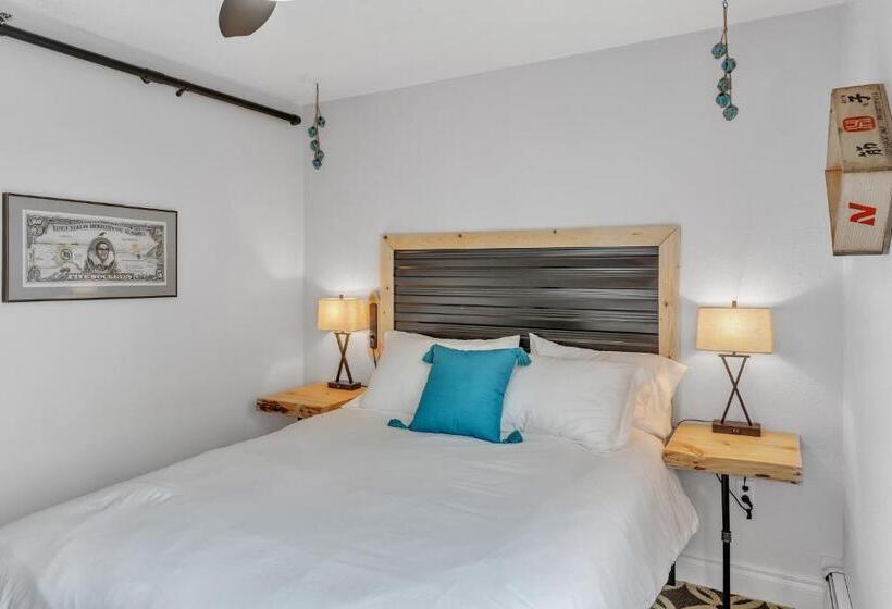 Классический Номер, Highliner Hotel   Queen Suites