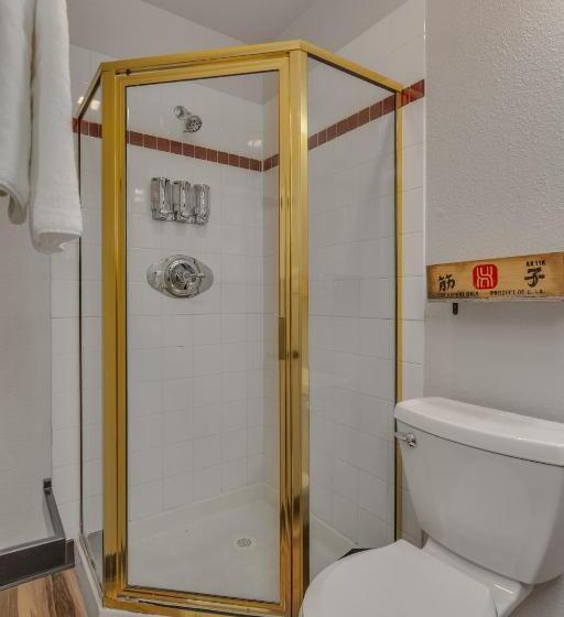 Номер Deluxe, Highliner Hotel   Queen Suites