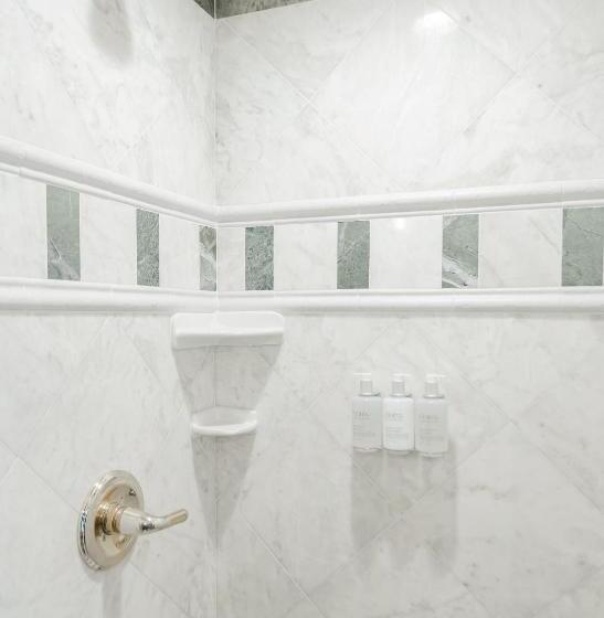 标准间, 1840s Carrollton Inn