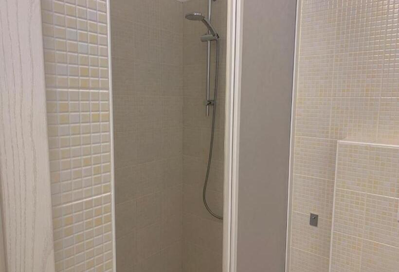 شقة غرفة واحدة, Mamma Ciccia