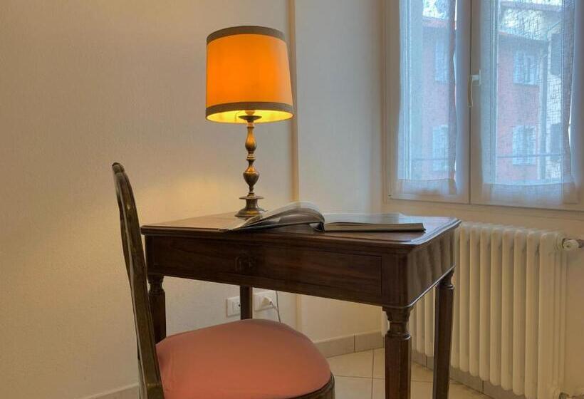 شقة غرفة واحدة, Mamma Ciccia