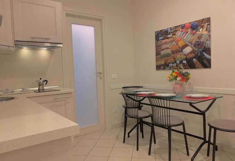 شقة غرفة واحدة, Mamma Ciccia