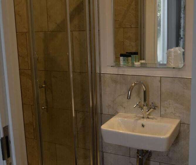 标准间, The Milford Arms