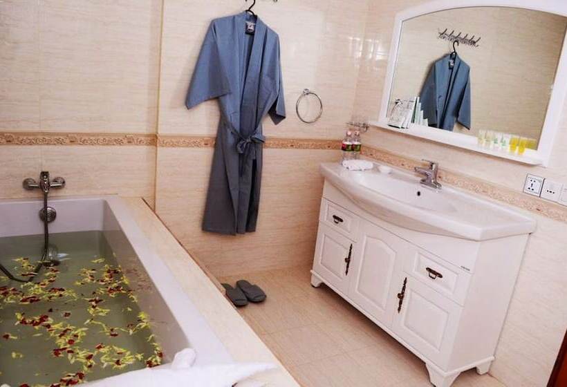 سوییت جونیور, Myat Nan Yone