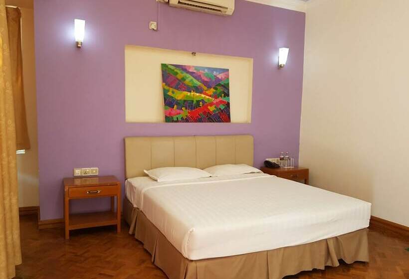 بانگلوی لوکس, Myat Nan Yone