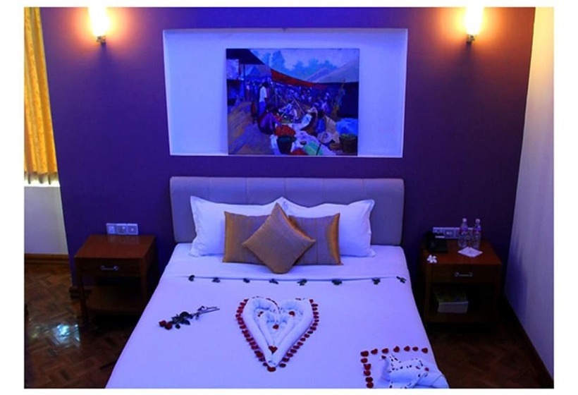 بانگلوی لوکس, Myat Nan Yone