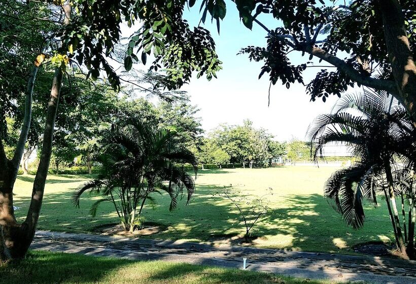 بانگلوی لوکس, Myat Nan Yone