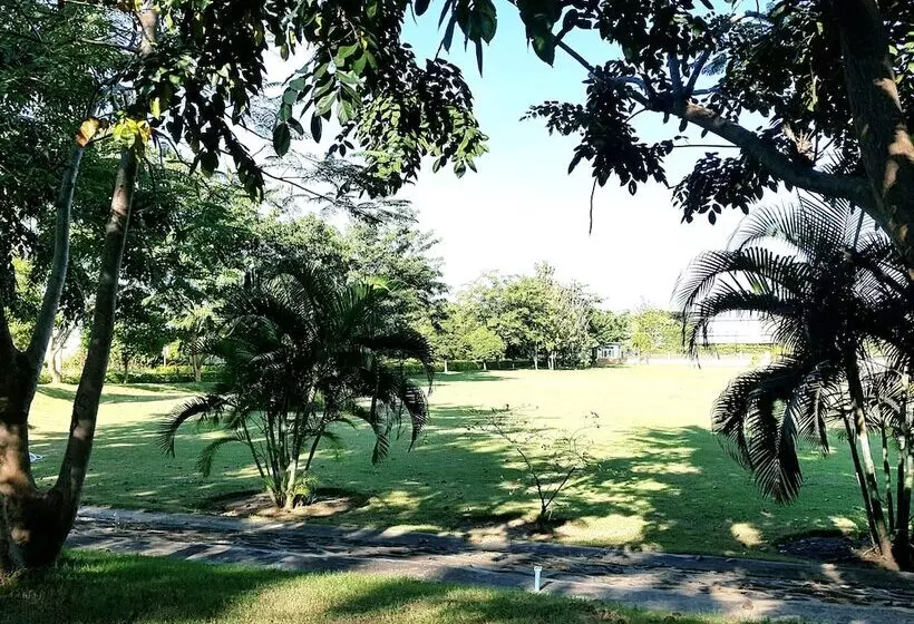 بانگلوی لوکس, Myat Nan Yone