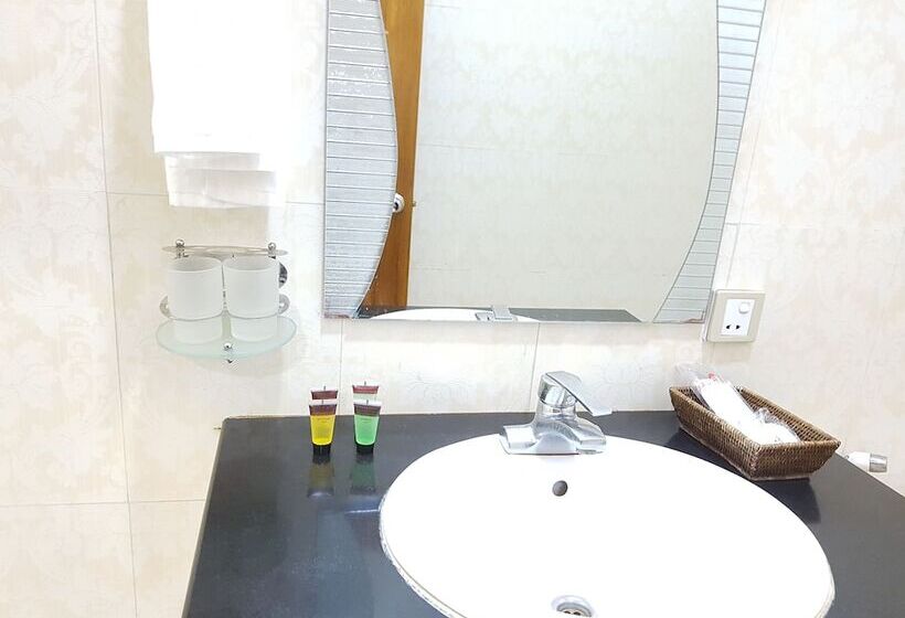 بانگلوی لوکس, Myat Nan Yone