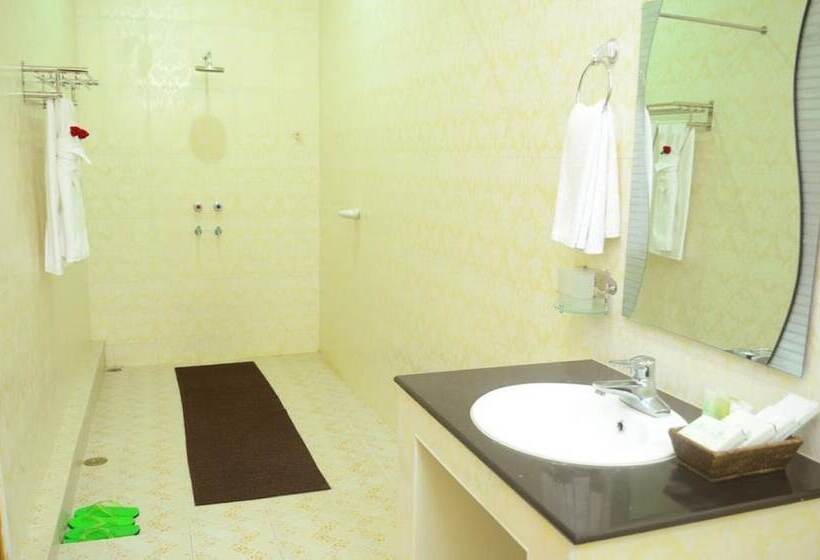 بانگلوی لوکس, Myat Nan Yone