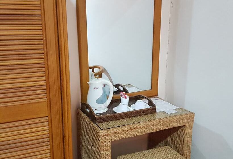 بانگلوی لوکس, Myat Nan Yone