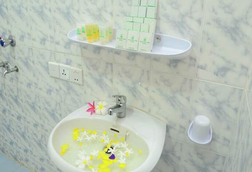 اتاق سوپریور سه تخته, Myat Nan Yone