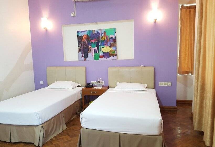 بانگلوی لوکس, Myat Nan Yone