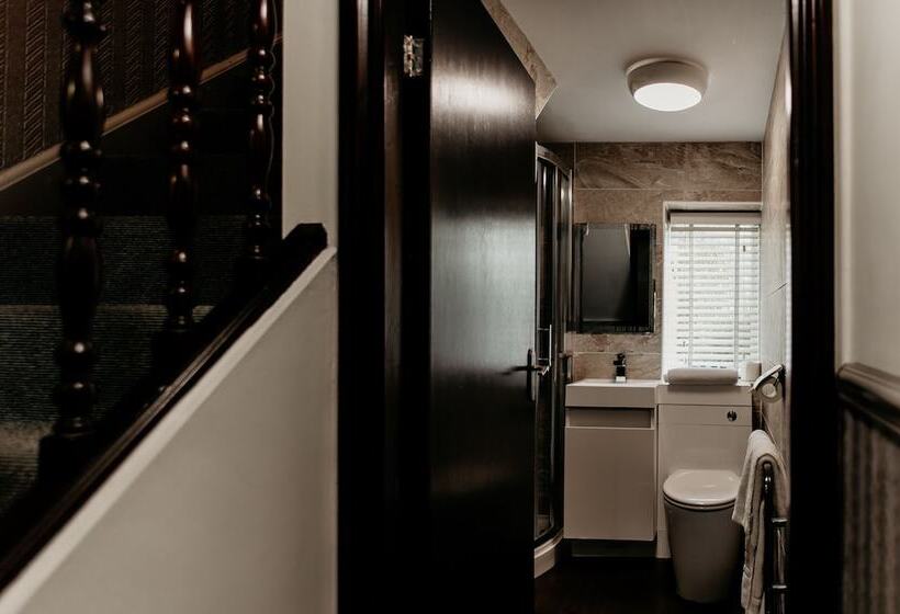 جناح جونيور, Oak Farm