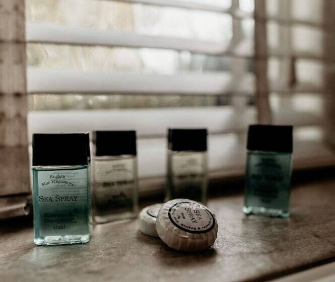 جناح جونيور, Oak Farm