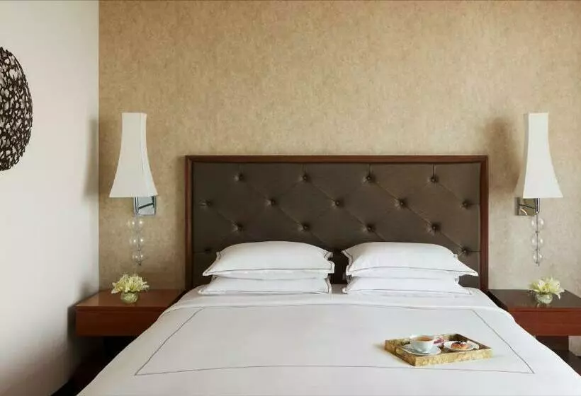 キングサイズベッド、シティビューデラックスルーム, Taj Swarna, Amritsar
