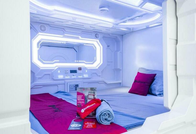 Кровать в Общей Комнате, Reddoorz Hostel Near Taman Puring