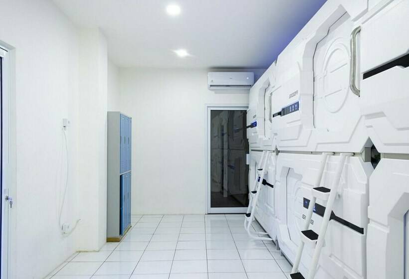 Кровать в Общей Комнате, Reddoorz Hostel Near Taman Puring