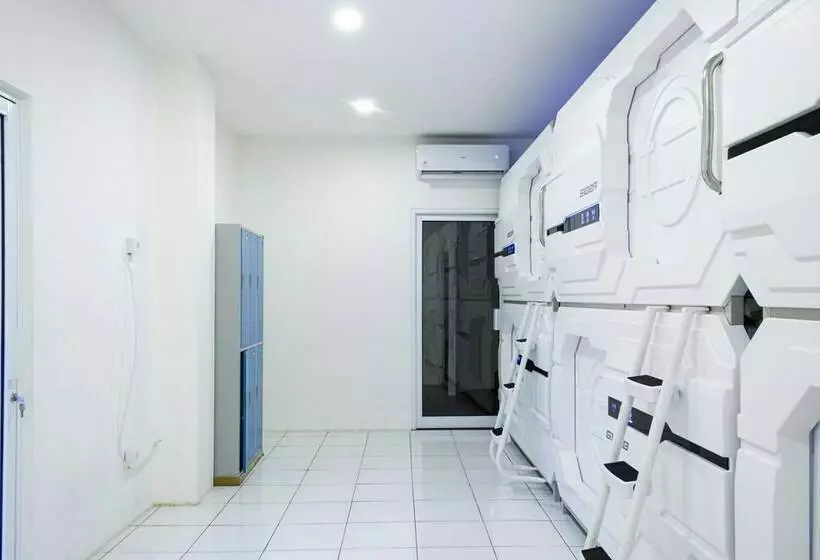 ルームシェアのワンベッド, Reddoorz Hostel Near Taman Puring