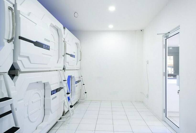 Кровать в Общей Комнате, Reddoorz Hostel Near Taman Puring