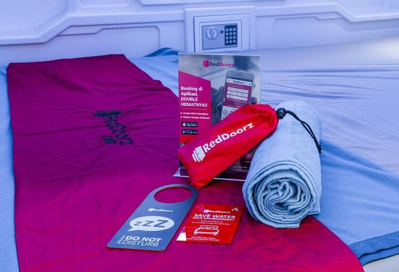 Кровать в Общей Комнате, Reddoorz Hostel Near Taman Puring