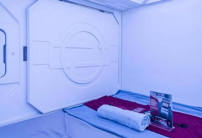 Кровать в Общей Комнате, Reddoorz Hostel Near Taman Puring