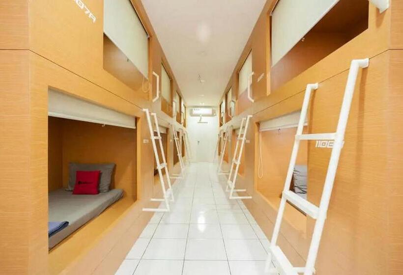 Кровать в Общей Комнате, Reddoorz Hostel Near Taman Puring