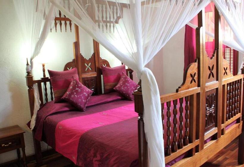 Deluxe Suite, The King Post