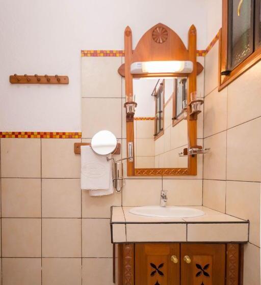 Deluxe Suite, The King Post