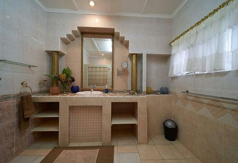 اتاق استاندارد چهار تخته, Room In Villa   Zambezi Family Lodge   Elephant Room