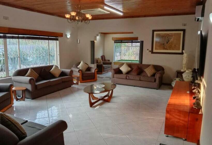 اتاق استاندارد چهار تخته, Room In Villa   Zambezi Family Lodge   Elephant Room