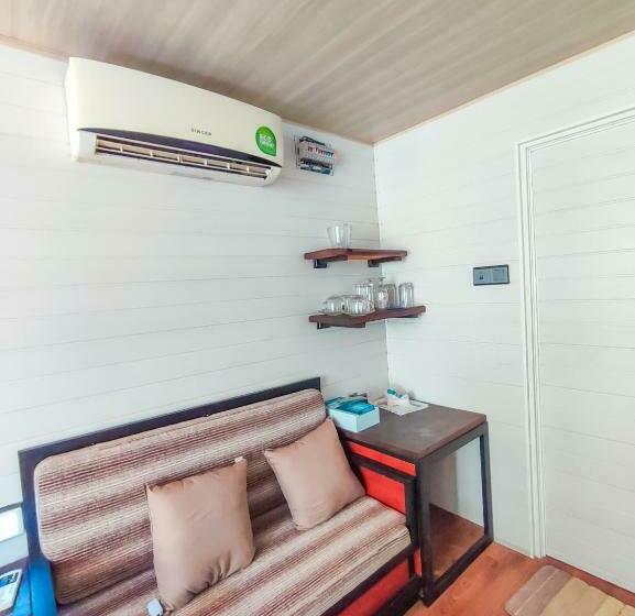 バルコニー付きデラックスルーム, Peacock Village Pinnawala