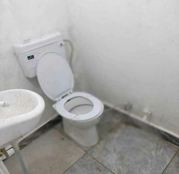 اتاق کلاسیک سه تخته, Oyo P R Place