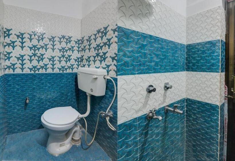 اتاق کلاسیک سه تخته, Oyo P R Place