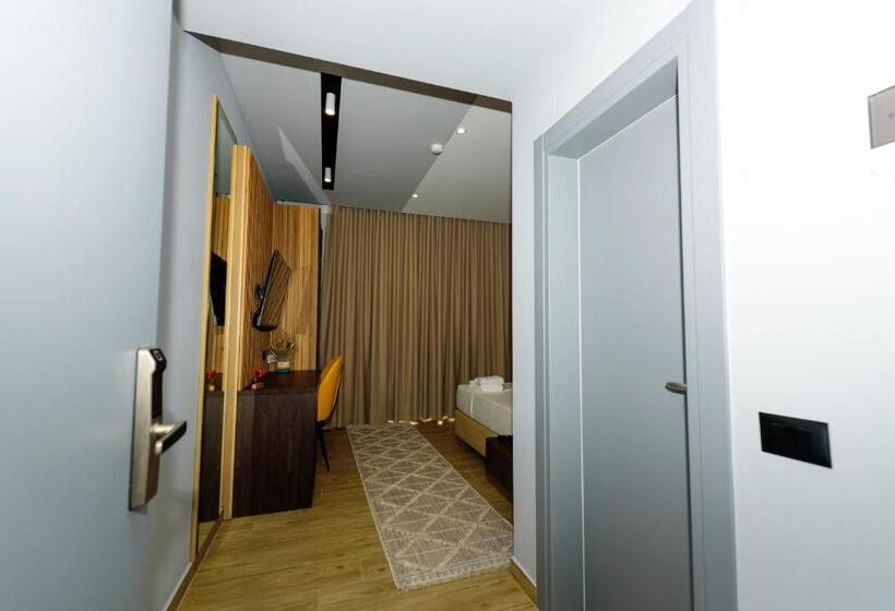 חדר סטנדרט לשלושה עם מרפסת, Kaan