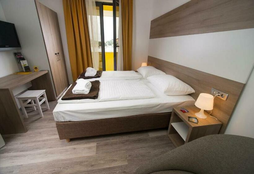 سوییت خانوادگی, Hostel Sol