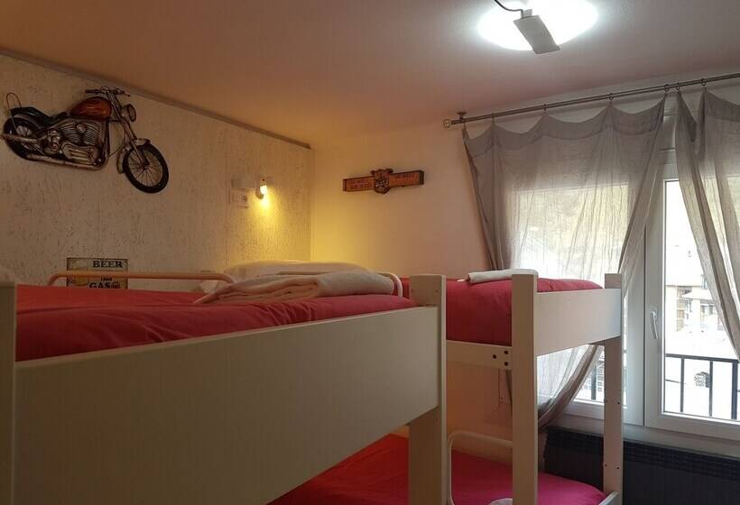 Habitación Cuádruple Estándar, Barri Antic Hostel & Pub
