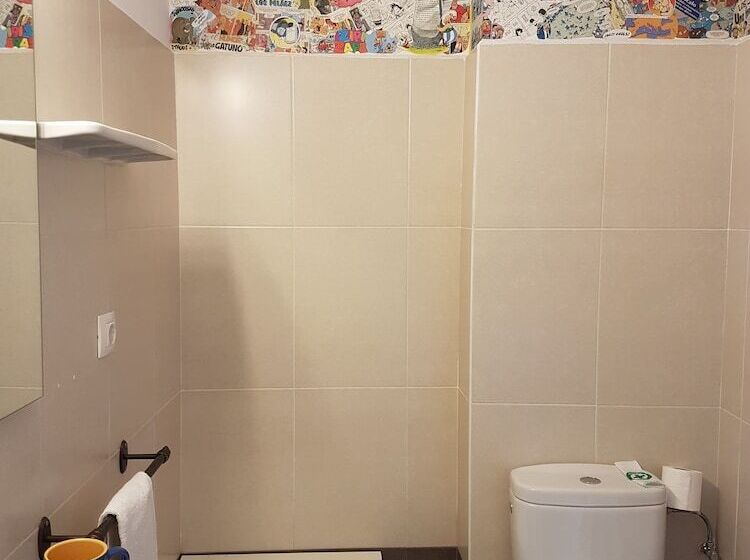 اتاق استاندارد سه نفره, Barri Antic Hostel & Pub