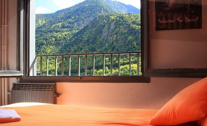 اتاق استاندارد سه نفره, Barri Antic Hostel & Pub