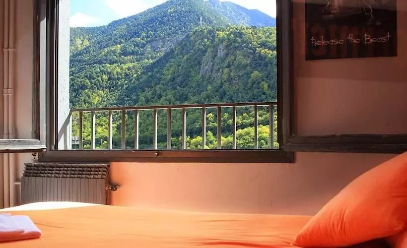اتاق استاندارد سه نفره, Barri Antic Hostel & Pub