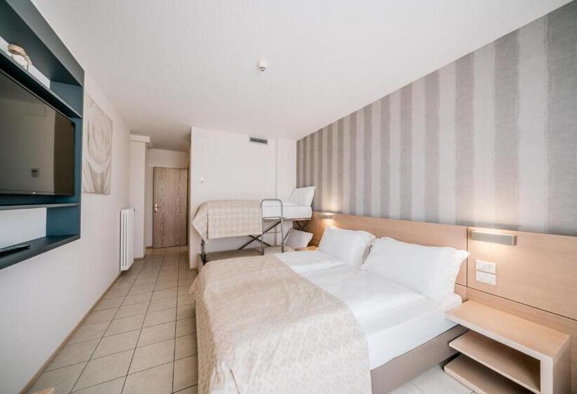 غرفة عائلية مطلّة علي البحر, Europa