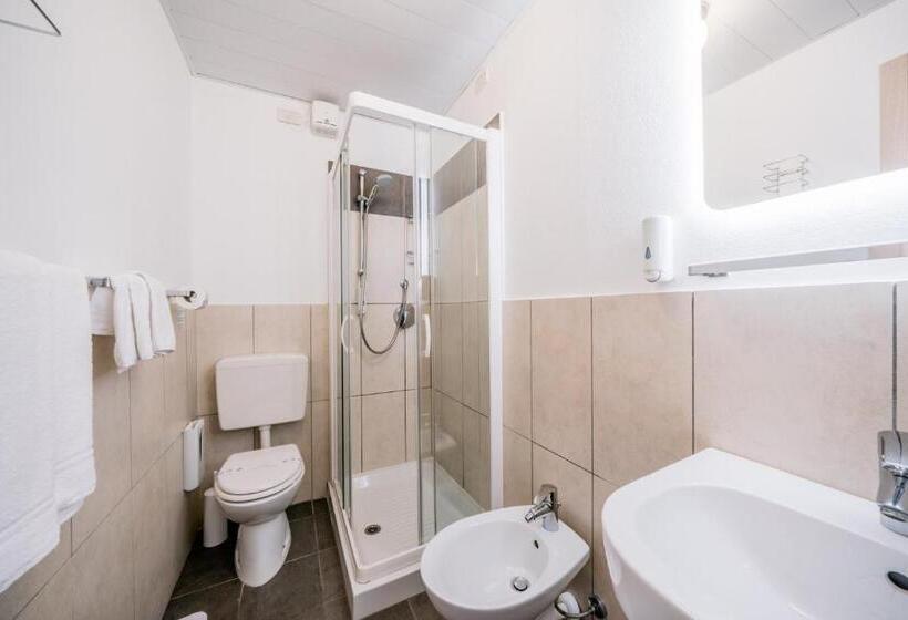 غرفة عائلية مطلّة علي البحر, Europa