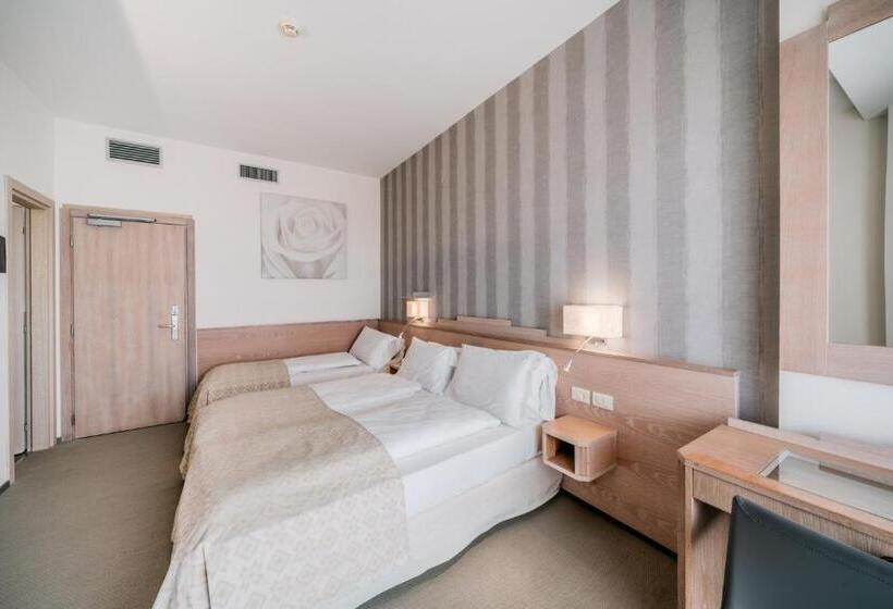 غرفة قياسية ثلاثية, Europa