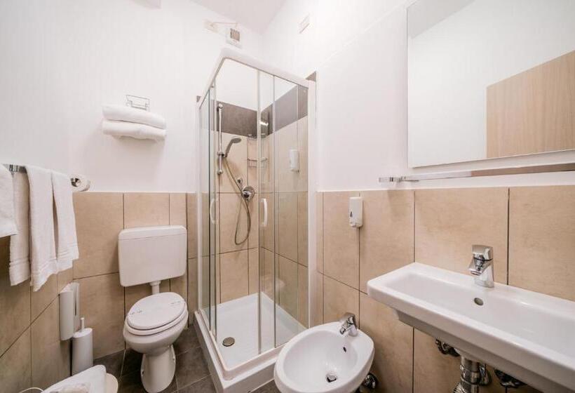 غرفة قياسية ثلاثية, Europa