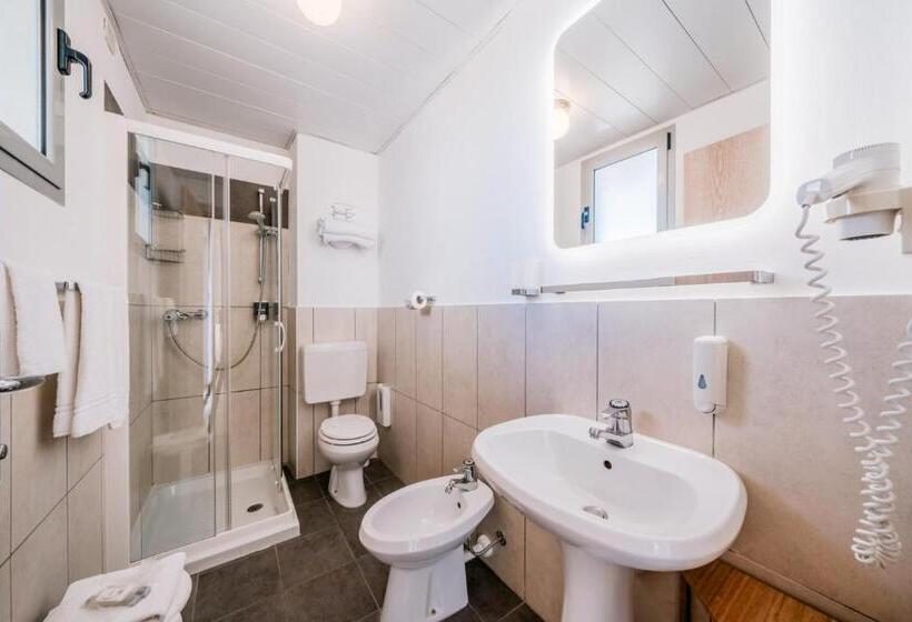 غرفة قياسية رباعية, Europa