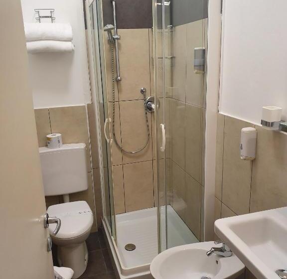 غرفة أساسية ثلاثية, Europa