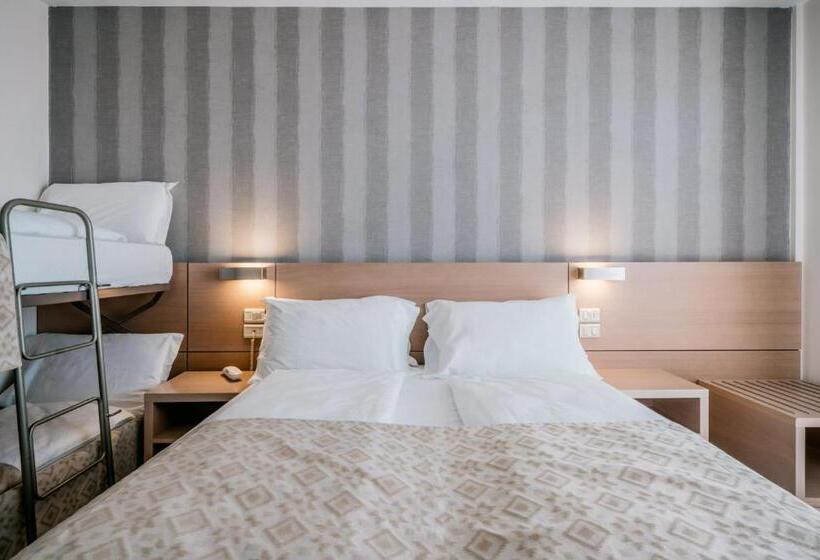 غرفة قياسية رباعية, Europa